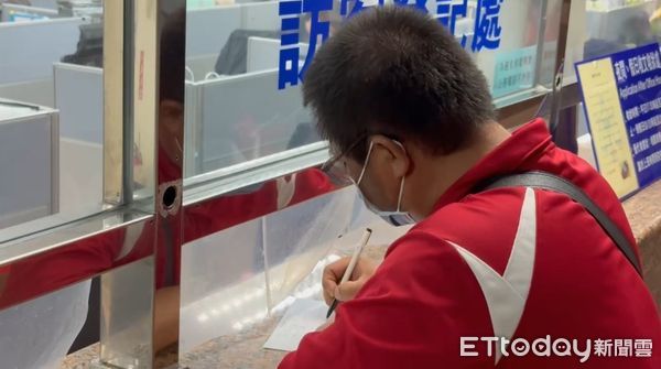 ▲邱軍酒駕撞死人,基隆地院5日裁定20萬元交保,父親繳納20萬元保金完成。(圖/記者郭世賢翻攝,下同)