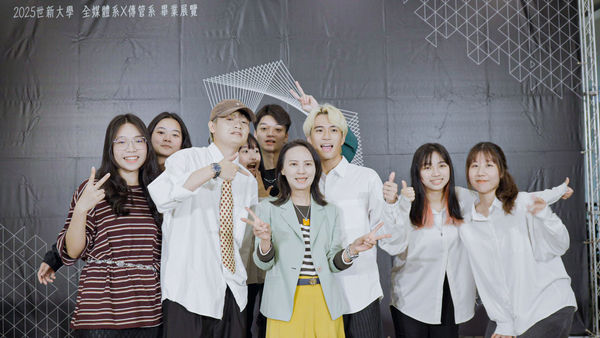 圖二:世新跨系學生原創畢業歌《有問題請舉手》MV團隊在傳管系畢展上首次公開演出。(圖/世新大學提供)