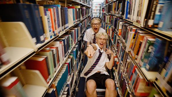 圖一:世新傳管系學生楊士賢(前)、廣電系黃靖傑(後)等人合作打造原創畢業歌《有問題請舉手》MV,強勢問鼎世鑫獎。(圖/世新大學提供)