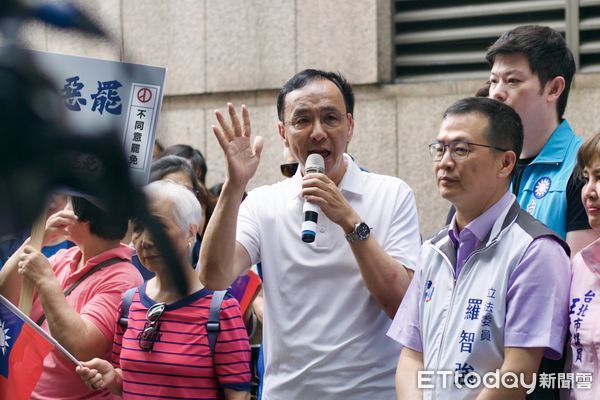 ▲朱立倫、羅智強在捷運大安站外進行反罷免街講。(圖/記者鄭佩玟攝)