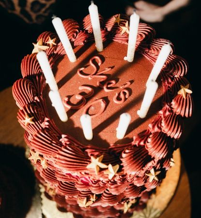 ▲前任全是超大咖!私人派對「激吻照曝光」 超模吉吉哈蒂德認愛。(圖/翻攝自吉吉哈蒂德IG)