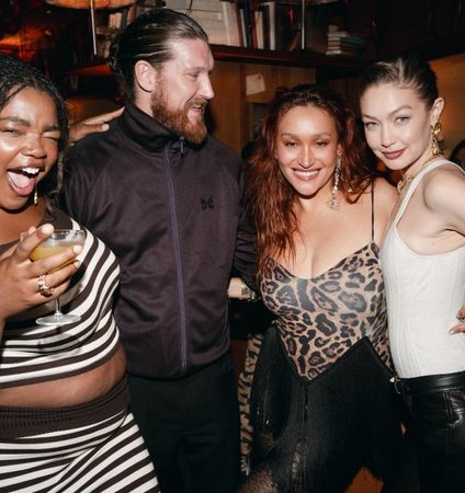 ▲前任全是超大咖!私人派對「激吻照曝光」 超模吉吉哈蒂德認愛。(圖/翻攝自吉吉哈蒂德IG)