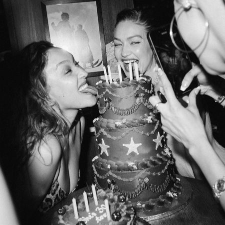 ▲前任全是超大咖!私人派對「激吻照曝光」 超模吉吉哈蒂德認愛。(圖/翻攝自吉吉哈蒂德IG)