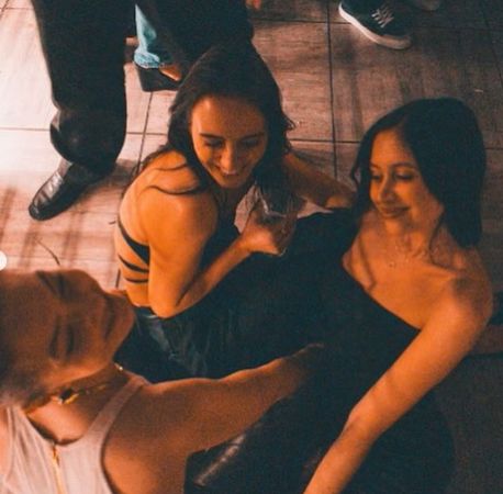 ▲前任全是超大咖!私人派對「激吻照曝光」 超模吉吉哈蒂德認愛。(圖/翻攝自吉吉哈蒂德IG)