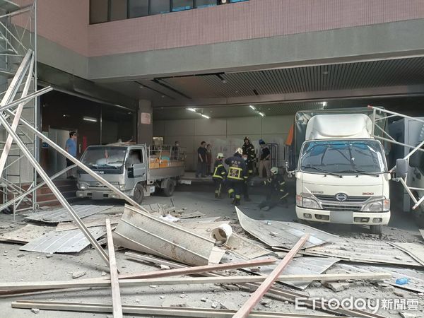 ▲▼ 中和區鷹架倒塌,2名工人受傷送醫。(圖/記者陳以昇翻攝,下同)