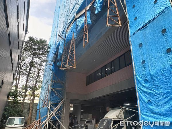 ▲▼ 中和區鷹架倒塌,2名工人受傷送醫。(圖/記者陳以昇翻攝,下同)
