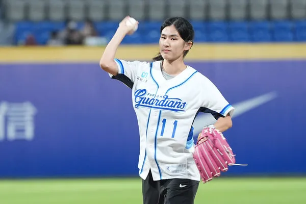 ▲阿平今天與罕病基金會30位病友一起來觀賽。聽奧國手許樂出席倡議,為富邦悍將比賽開球。(圖/富邦悍將提供)