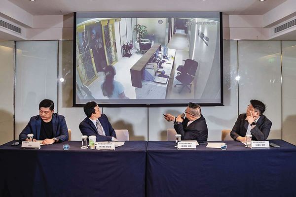 新華泰富公司派召開記者會,指控市場派擅闖辦公室、抹黑經營者。(新華泰富提供)