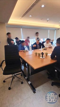 董事A小姐提供影片指控,她前往公司查帳時,在會議室遭6名惡煞恐嚇。(讀者提供)