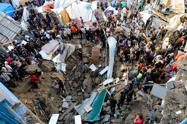 ▲▼以色列對加薩中部布賴吉(al-Bureij)難民營一所學校展開空襲。(圖/路透)