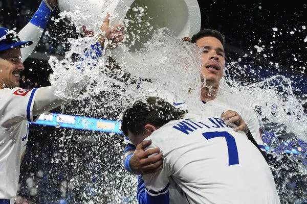 ▲皇家小惠特(Bobby Witt Jr)9局下半敲出再見安打。(圖/達志影像/美聯社)