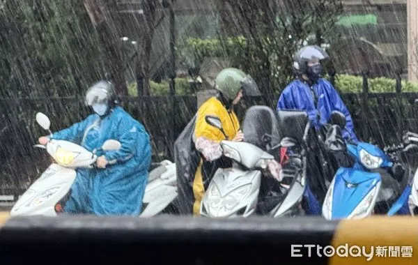 ▲▼大雨特報 鋒面通過 天氣 下大雨。(圖/記者屠惠剛攝)