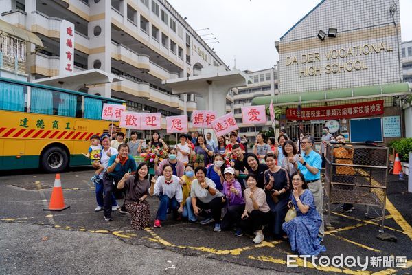 ▲白沙屯媽祖鑾轎進彰化達德商工。(圖/達德商工提供)