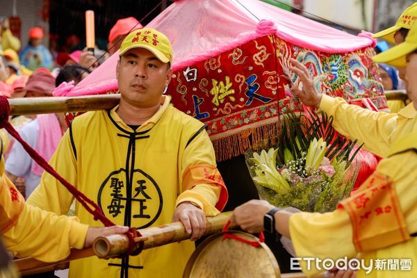 ▲白沙屯媽祖鑾轎進彰化達德商工。(圖/達德商工提供)