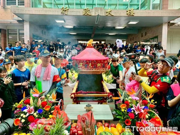 ▲白沙屯媽祖鑾轎進彰化達德商工。(圖/達德商工提供)