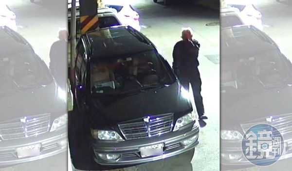 陳男車輛遭隔壁鄰居阿伯惡意噴射鼻涕。(讀者提供)