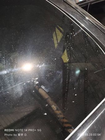 陳男愛車車身經常出現不明污漬,他起疑調出監視器畫面才知道可怕原因。(讀者提供)