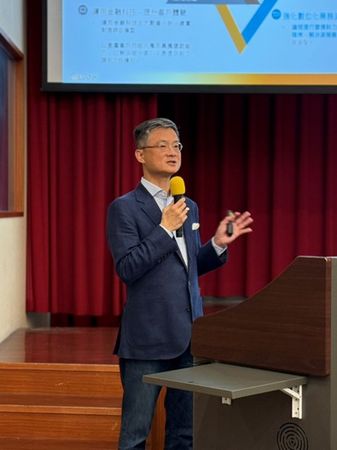 圖一:王道銀行李芳遠總經理分析王道銀行推動數位金融轉型與AI技術應用。