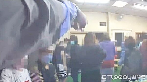 ▲中壢警分局昨晚持法院核發搜索票在中壢區中正路上,查獲由竹聯幫信堂經營之推筒子職業賭場,警方破門後喝令賭客站在原地。(圖/記者沈繼昌翻攝)