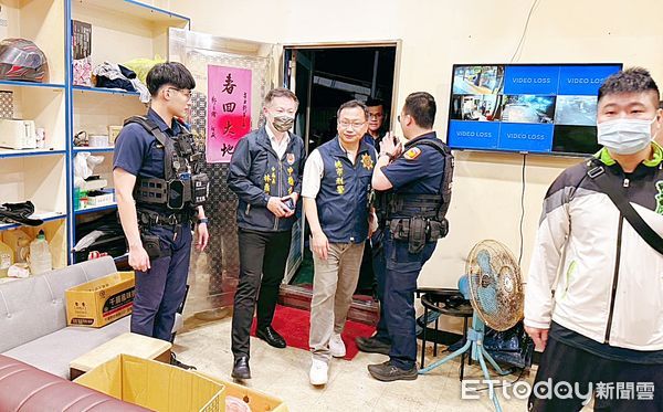 ▲中壢警分局昨晚由分局長林鼎泰帶隊查獲由竹聯幫信堂經營之推筒子職業賭場。(圖/記者沈繼昌翻攝)
