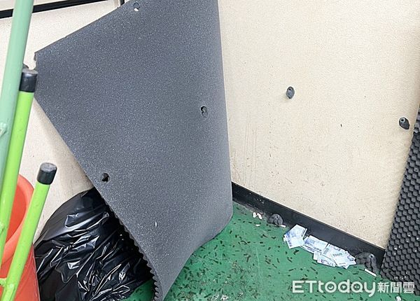 ▲中壢警分局昨晚查獲由竹聯幫信堂經營之推筒子職業賭場,賭客將賭資隨處藏匿在牆角處仍被發現。(圖/記者沈繼昌翻攝)