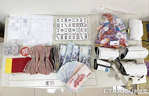 ▲中壢警分局昨晚查獲由竹聯幫信堂經營之推筒子職業賭場,現場起出逾30萬元賭資與監視器等證物。(圖/記者沈繼昌翻攝)