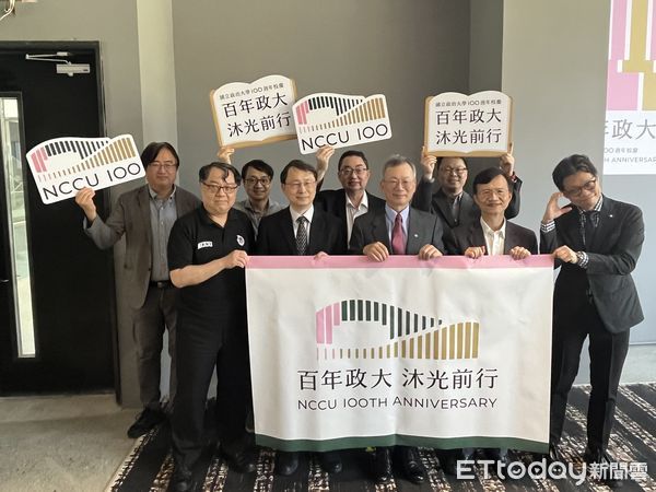 ▲▼政大2027年迎來百年校慶,校長李蔡彥說明百年識別設計,以及啟動募集10億元薈萃基金,包括招收優秀潛力高中生、延攬與留任教師等四大項目。(圖/記者許敏溶攝)