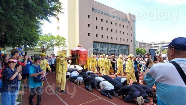 ▲▼ 許效舜、威廉 媽祖中午停駕正德高中 。(圖/記者黃彥傑攝)