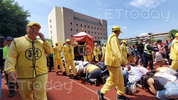 ▲▼ 許效舜、威廉 媽祖中午停駕正德高中 。(圖/記者黃彥傑攝)