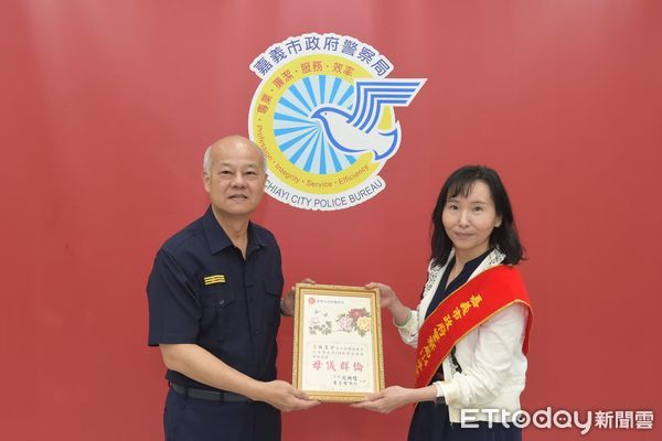 ▲▼ 教職母親培育警消兄弟檔 嘉義市警察模範母親獲表揚 。(圖/嘉義市警局提供)