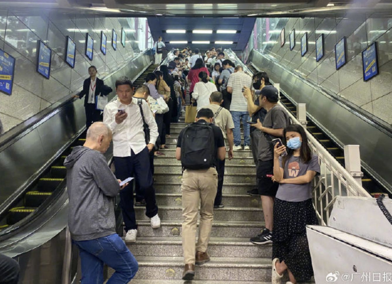 ▲廣州暴雨,打亂通勤上班族心情。(圖/翻攝廣州日報)