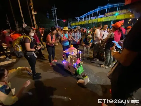 傑克羅素犬橘子專屬轎子繞境。(圖/飼主@orange113323提供)