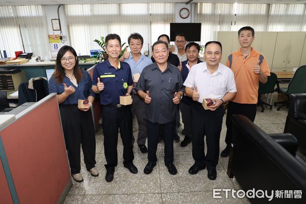 ▲屏東縣警局致贈員警不鏽鋼咖啡杯 。(圖/記者陳崑福翻攝)