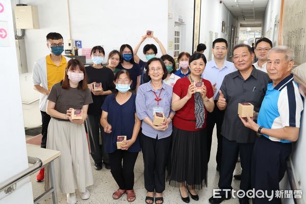 ▲屏東縣警局致贈員警不鏽鋼咖啡杯 。(圖/記者陳崑福翻攝)