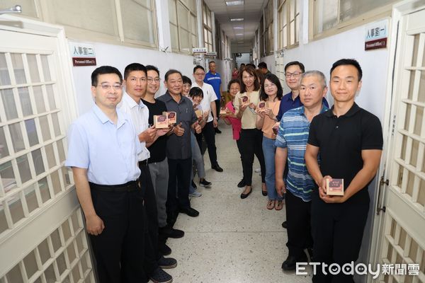 ▲屏東縣警局致贈員警不鏽鋼咖啡杯 。(圖/記者陳崑福翻攝)