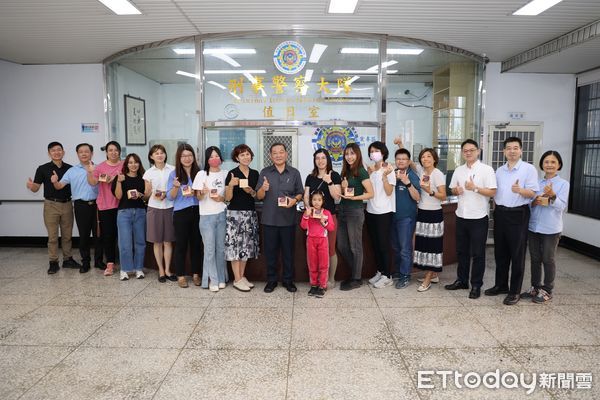 ▲屏東縣警局致贈員警不鏽鋼咖啡杯 。(圖/記者陳崑福翻攝)