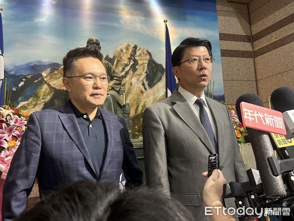 ▲▼ 謝龍介、張斯綱受訪 。(圖/記者崔至雲攝)