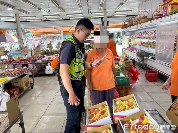 ▲潮州警分局中山路派出所警員張金豐、吳奇鴻阻止洪女被騙 。(圖/記者陳崑福翻攝)