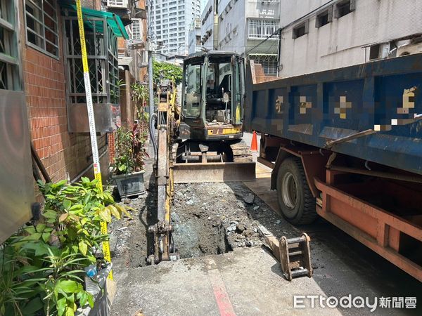 ▲下水道維護工程人員不慎挖破瓦斯管,警消人員抵達布線警戒。(圖/記者陸運陞翻攝)