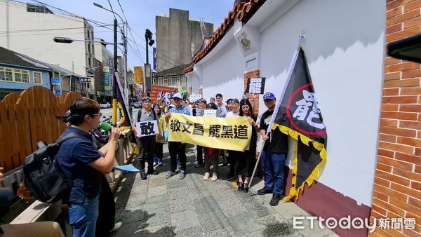 ▲苗栗罷藍委公民團體今召開記者會,前客委會主委楊長鎮為聲援領銜人陳翊綾(黑衣),當場剃髮、讓陳感動落淚。(圖/記者楊永盛翻攝)