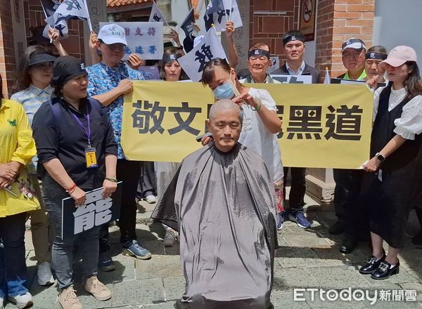 ▲苗栗罷藍委公民團體今召開記者會,前客委會主委楊長鎮為聲援領銜人陳翊綾(黑衣),當場剃髮、讓陳感動落淚。(圖/記者楊永盛翻攝)
