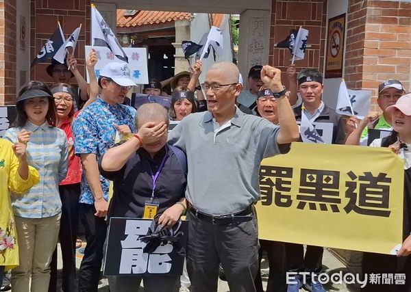 ▲苗栗罷藍委公民團體今召開記者會,前客委會主委楊長鎮為聲援領銜人陳翊綾(黑衣),當場剃髮、讓陳感動落淚。(圖/記者楊永盛翻攝)