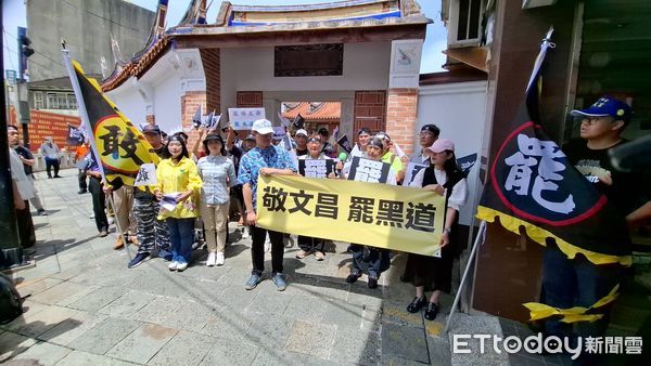 ▲苗栗罷藍委公民團體今召開記者會,前客委會主委楊長鎮為聲援領銜人陳翊綾(黑衣),當場剃髮、讓陳感動落淚。(圖/記者楊永盛翻攝)