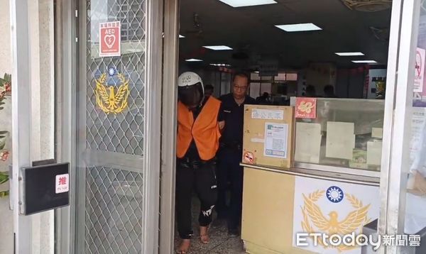 ▲▼洪姓共犯落網,雙腳未穿鞋。(圖/記者吳奕靖翻攝)