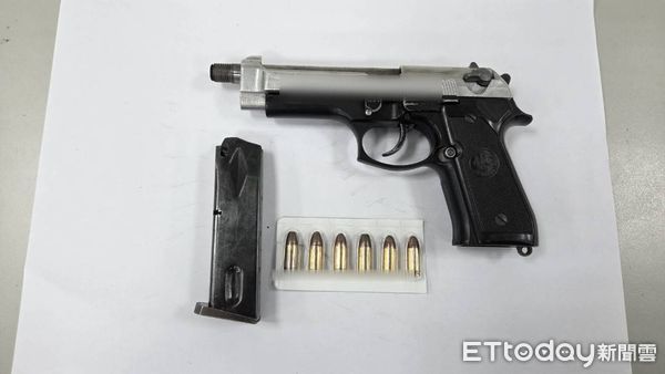 ▲▼鳳山持槍劫車,查獲1支槍、6發子彈。(圖/記者許宥孺翻攝)