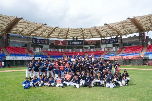 ▲▼ 統一獅棒球教室基層球員收穫多 水源國小女子棒球隊吸睛 。(圖/統一獅提供)