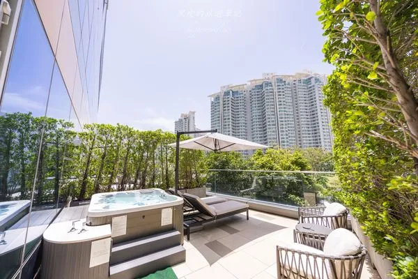 ▲▼香港銀樾美憬閣精選酒店|2025香港飯店推薦,在露台泡澡還可以欣賞香港城市景色。(圖/部落客黑皮的旅遊筆記授權提供)