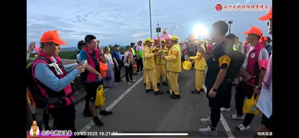 ▲▼白沙屯媽祖鑾轎開放扛轎引發信眾推擠斷桿,廟方說話了。(圖/白沙屯媽祖網路電視台提供,下同)