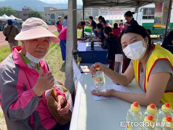 ▲▼玉里醫院藉農民節表彰大會設攤,進行失智症相關衛教與篩檢。(圖/玉里醫院提供,下同)