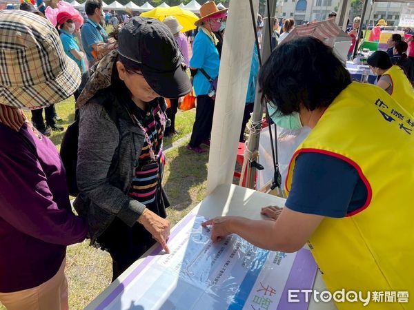 ▲▼玉里醫院藉農民節表彰大會設攤,進行失智症相關衛教與篩檢。(圖/玉里醫院提供,下同)